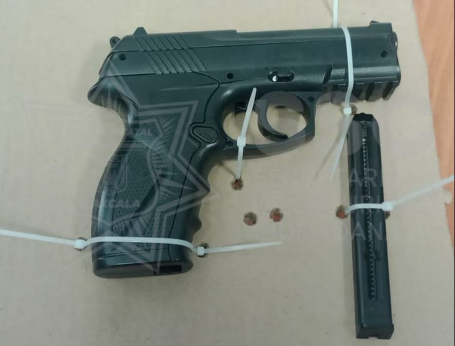 Detiene Policía Estatal en Amaxac a un hombre en posesión de una réplica de arma de fuego